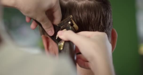 Fryzjer Robi Fryzurę Grzebieniem Włosów Maszyną Włosów — Wideo stockowe
