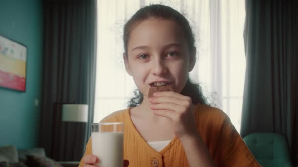 집에서 우유를 마시고 크래커 쿠키를 귀여운 아름다운 식사를하는 아이의 건강한 — 비디오