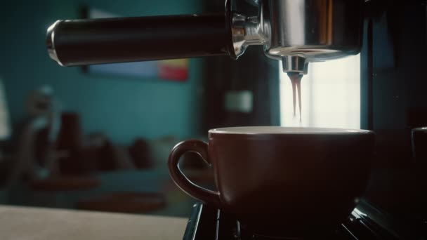 Koffiestroom Uit Machine Beker Gieten Thuis Maken Van Hete Espresso — Stockvideo