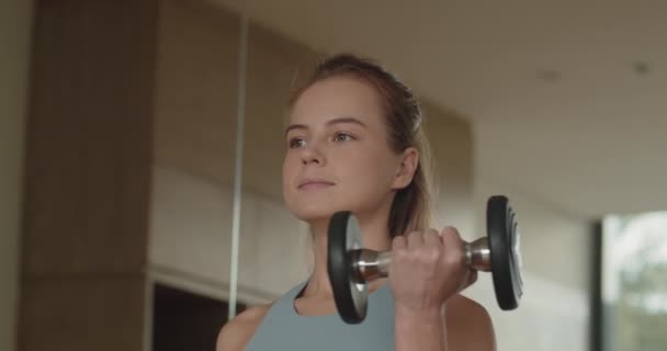 Mains Féminines Prenant Haltères Musculation Dans Club Gym Gros Plan — Video