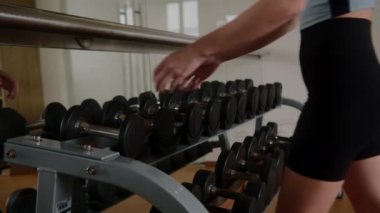 Spor kulübünde vücut geliştirme halterleri alan kadın elleri. Spor kulübünde ağırlık kaldırma alan yakın kadın elleri. Fitness kız fitness spor salonunda spor eğitimi olan.