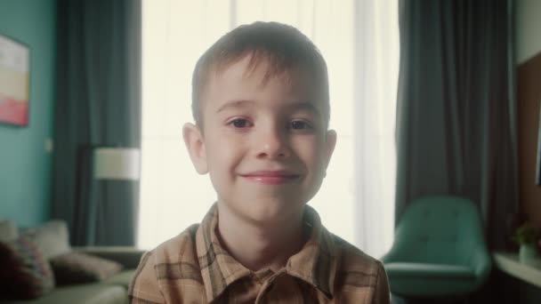 Portrét Legrační Holčička Usmívající Dítě Dívající Kamery Sedí Doma Gauči — Stock video