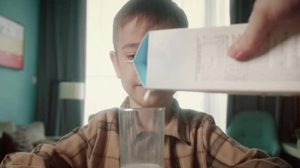 Papà Riempie Bicchieri Latte Suo Figlio Latticini Concetto Prima Colazione — Video Stock