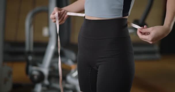 Corpo Caucasiano Jovem Sexy Bonito Mulher Dieta Forma Fina Espelho — Vídeo de Stock