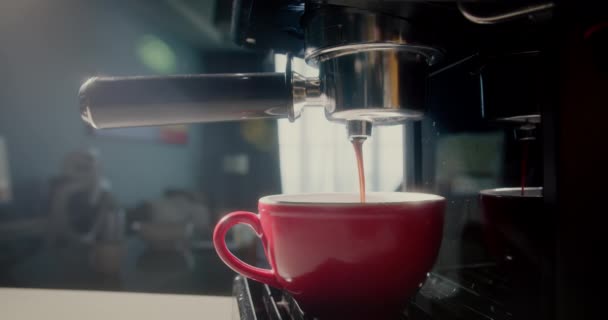 Kávé Patak Öntése Gépből Csészébe Forró Eszpresszót Készítek Otthon Szűrőtartóval — Stock videók