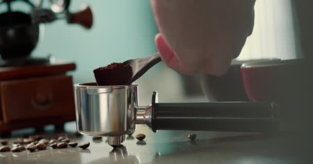 用杯子把咖啡从机器上倒出来 在家做热咖啡 用滤清器流动新鲜的地面咖啡 早上喝烤黑咖啡 — 图库视频影像