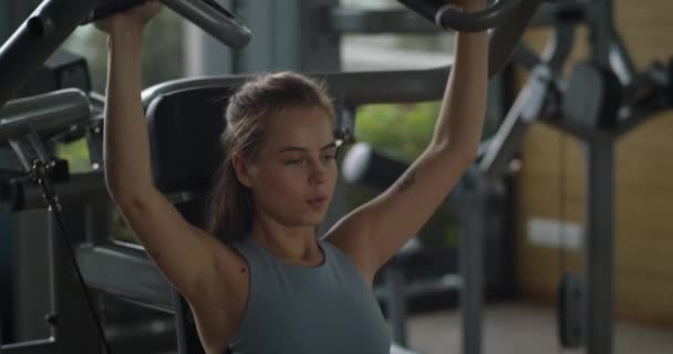 Jeune Femme Sportive Entrainant Les Muscles Dos Dans Salle Gym — Video