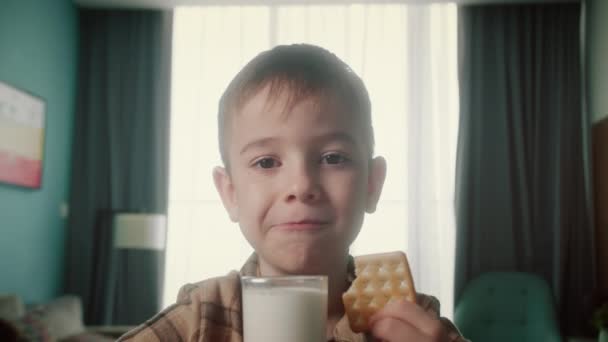 Ritratto Bel Bambino Che Beve Latte Mangia Biscotti Cracker Casa — Video Stock