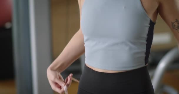 Gros Plan Fille Forme Mesurant Taille Parfaite Athlète Féminine Perdre — Video