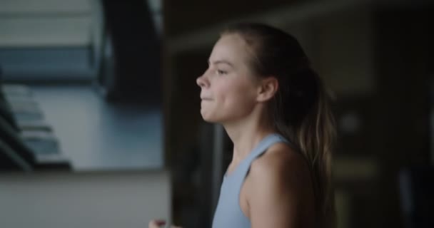 Mujer Fitness Corriendo Una Cinta Gimnasio Atleta Utiliza Una Máquina — Vídeo de stock