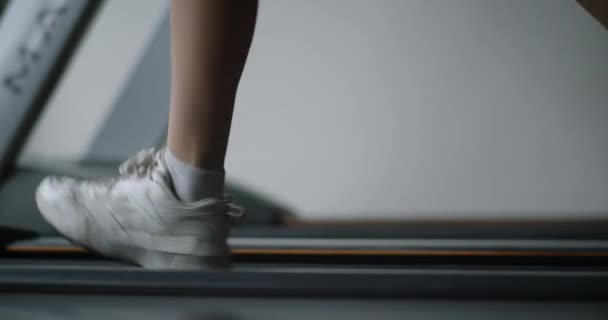 Закрыть Спортивную Обувь Женщина Мускулистые Ноги Ноги Время Бега Беговой — стоковое видео