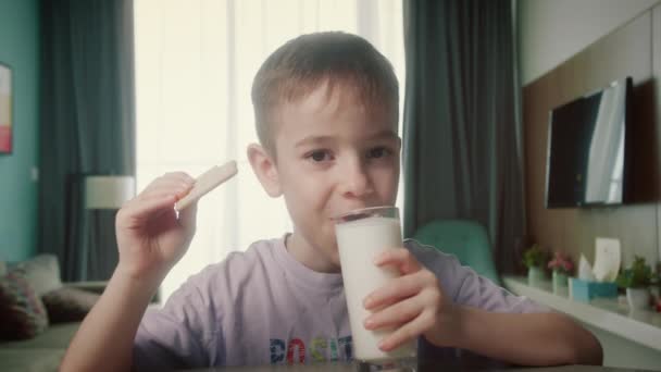 Muotokuva Komea Lapsi Juo Maitoa Syö Keksejä Kotona Terveellinen Syöminen — kuvapankkivideo