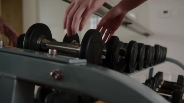 Γυναικεία Χέρια Bodybuilding Αλήτες Στο Γυμναστήριο Κοντινές Γυναίκες Χέρια Λαμβάνοντας — Αρχείο Βίντεο