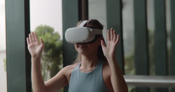 Portret Aantrekkelijk Meisje Dragen Virtual Reality Headset School Les Vrolijke — Stockvideo