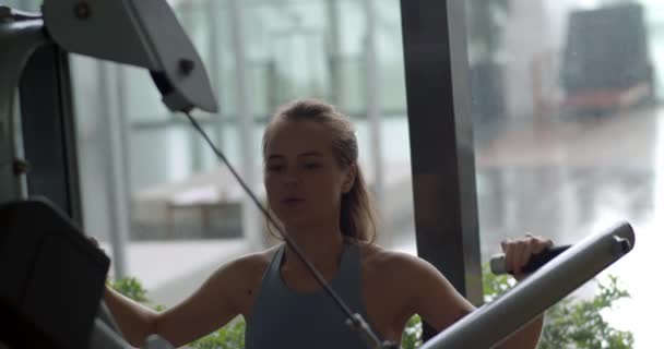 Mujer Joven Deportiva Entrenando Los Músculos Espalda Gimnasio Las Manos — Vídeo de stock