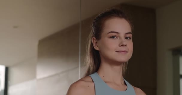 Retrato Una Chica Fitness Gimnasio Chica Mira Cámara Sonriendo Positivamente — Vídeos de Stock