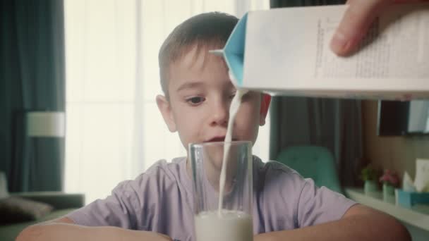 Тато Наповнює Окуляри Молоком Свого Сина Концепцією Сніданку Молочних Продуктів — стокове відео