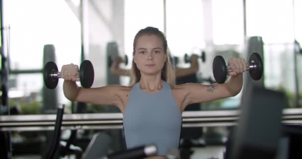 Chica Fitness Levanta Pesas Club Deportivo Una Mujer Realiza Ejercicios — Vídeo de stock