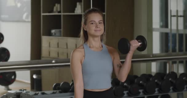 Mains Féminines Prenant Haltères Musculation Dans Club Gym Gros Plan — Video