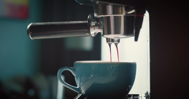 Выливать Поток Кофе Машины Синюю Чашку Домашний Горячий Эспрессо Использование — стоковое видео