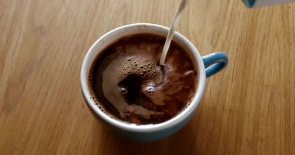 Adding Coffee Creamer Black Coffee Slow Motion Cream Pouring Cup — Vídeo de stock