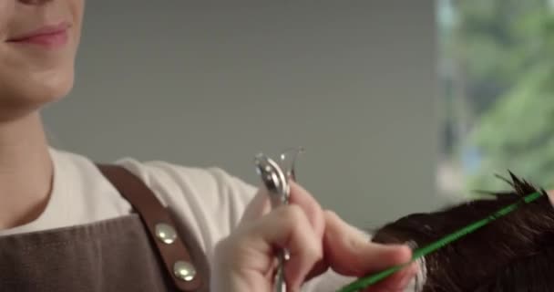 Hombre Elegante Sentado Barbería Peluquero Mujer Cortándole Pelo Retrato Guapo — Vídeos de Stock