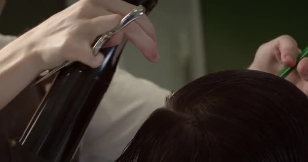 Peluquería Hace Peinado Con Peine Una Máquina Para Cabello — Vídeos de Stock