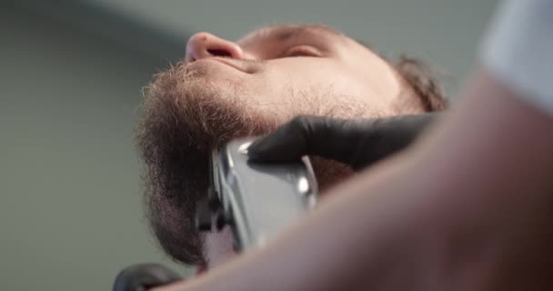 Barber Trimming Bearded Man Shaving Machine Barbershop Hairstyling Process Close — Stock Video