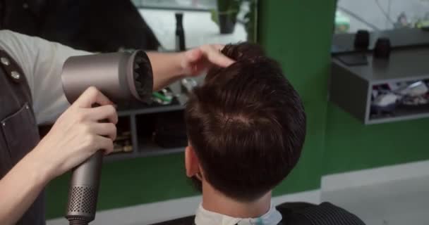 드레서는 미용실에서 건조기와 사람의 머리를 말린다 고품질 비디오 미용실에서 스타일 — 비디오