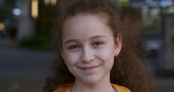 Retrato Hermoso Una Niña Escuela Feliz Una Niña Escuela Sonriente — Vídeo de stock
