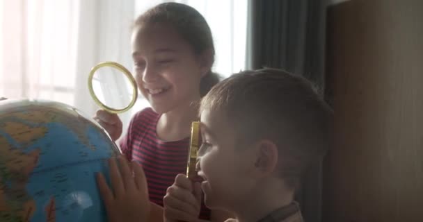 Kinderen Studeren Terwijl Thuis Zitten Stralen Zonsondergang Kamer Kinderen Ochtend — Stockvideo