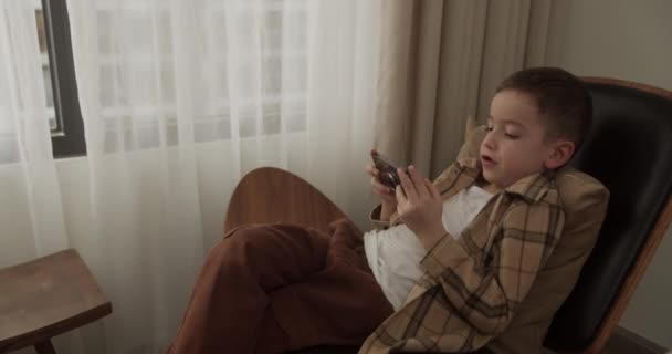 Beau Garçon Enfant Ans Jouant Jeu Mobile Sur Smartphone Maison — Video