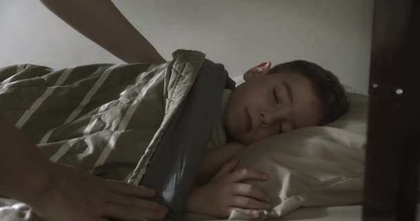 Niño Pequeño Niño Duerme Dulcemente Cuna Sonríe Mientras Duerme Madre — Vídeos de Stock