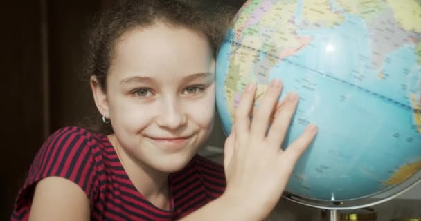 Portretowa Uczennica Stojąca Słońcu Pokoju Objęciach Globu Cute Child Patrząc — Wideo stockowe