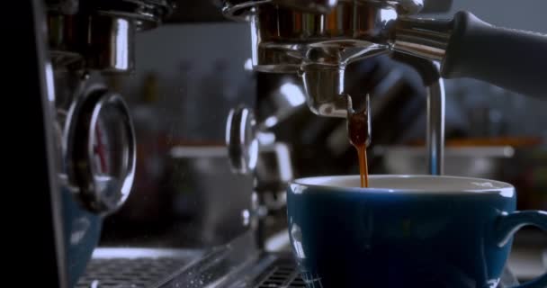 Κάνοντας Ένα Φλιτζάνι Δυνατό Καφέ Μια Μηχανή Καφέ Πίσω Φως — Αρχείο Βίντεο
