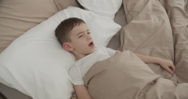 Mały Chłopiec Rozciąganie Łóżku Wake — Wideo stockowe