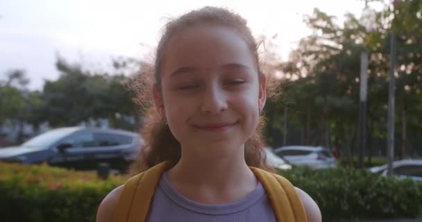 Portret Pięknej Uczennicy Uśmiechnięta Uczennica Dziewczynka Plecakiem Stojąca Sama Słonecznej — Wideo stockowe