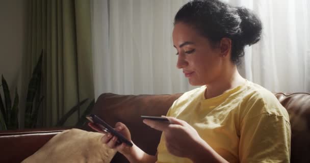 Cliente Femenino Multiétnico Que Posee Tarjeta Crédito Bancaria Teléfono Inteligente — Vídeos de Stock