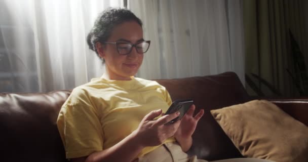 Çekici Hintli Kadın Evde Tek Başına Duruyor Dokunmatik Ekranda Akıllı — Stok video