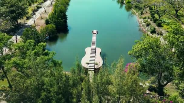 Полет Сверху Вниз Над Зеленым Полем Красивое Озеро Пирс Форме — стоковое видео