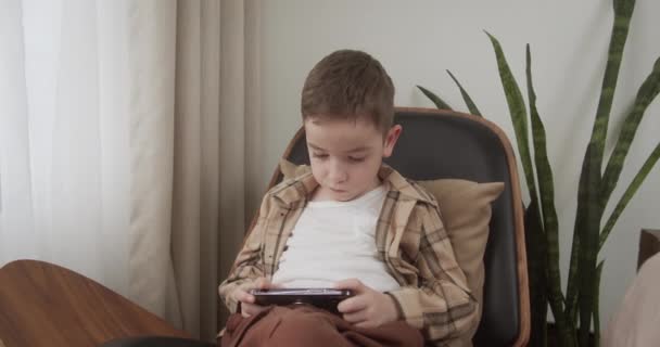 Curieux Mignon Enfant Âge Préscolaire Aide Tablette Numérique Dispositif Technologie — Video