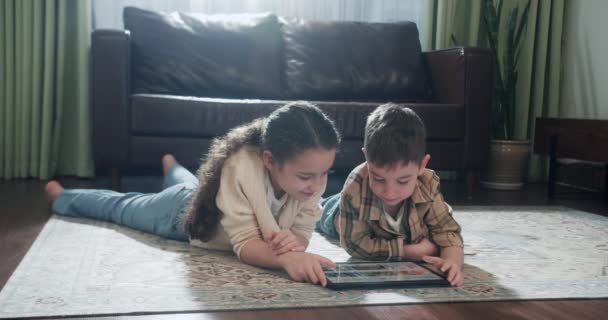 Farklı Yaşlardaki Sevimli Çocuklar Dijital Cihazlarla Interneti Mobil Dijital Cihazlarla — Stok video