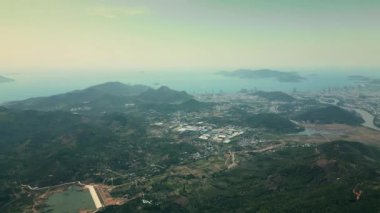 Tepe manzaralı şehir, dağlar, plantasyonlar, kentsel ve banliyö altyapısı, Nha Trang, Vietnam, Vietnam Dağları panoramik kuşlar tepelerin ormanlarına ve Vietnam Denizi nehrine bakıyor. 4K.