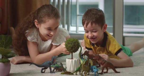 Діти Грають Іграшками Милий Брат Його Сестра Грають Лежачи Теплій — стокове відео
