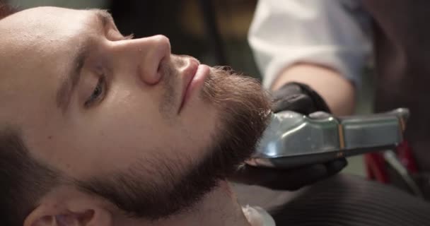 Barbier Coupe Homme Barbu Avec Machine Raser Dans Salon Coiffure — Video