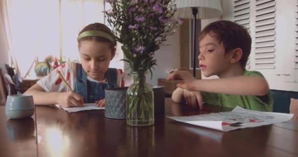 Małe Zróżnicowane Dzieci Malują Kolorowe Obrazy Przestrzeni Razem Papierze Pomocą — Wideo stockowe