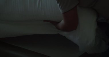Çalışanlar, otelin iki hizmetçisi, müşteri odasındaki yatağı profesyonel olarak hazırlıyorlar. Beş yıldızlı otel konsepti ve kaliteli oda servisi. Kadınlar odadaki çarşafları değiştiriyor..
