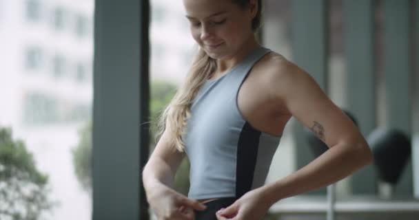 Gros Plan Fille Forme Mesurant Taille Parfaite Athlète Féminine Perdre — Video