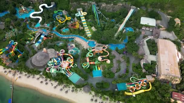 Luftaufnahme Des Tropischen Resorts Mit Erlebniswasserpark Aquapark Wasserrutschen Und Poolbereich — Stockvideo