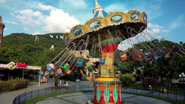Verlichte Vrolijkheid Gaan Rond Carrousel Gefilmd Nachts Pretpark — Stockvideo